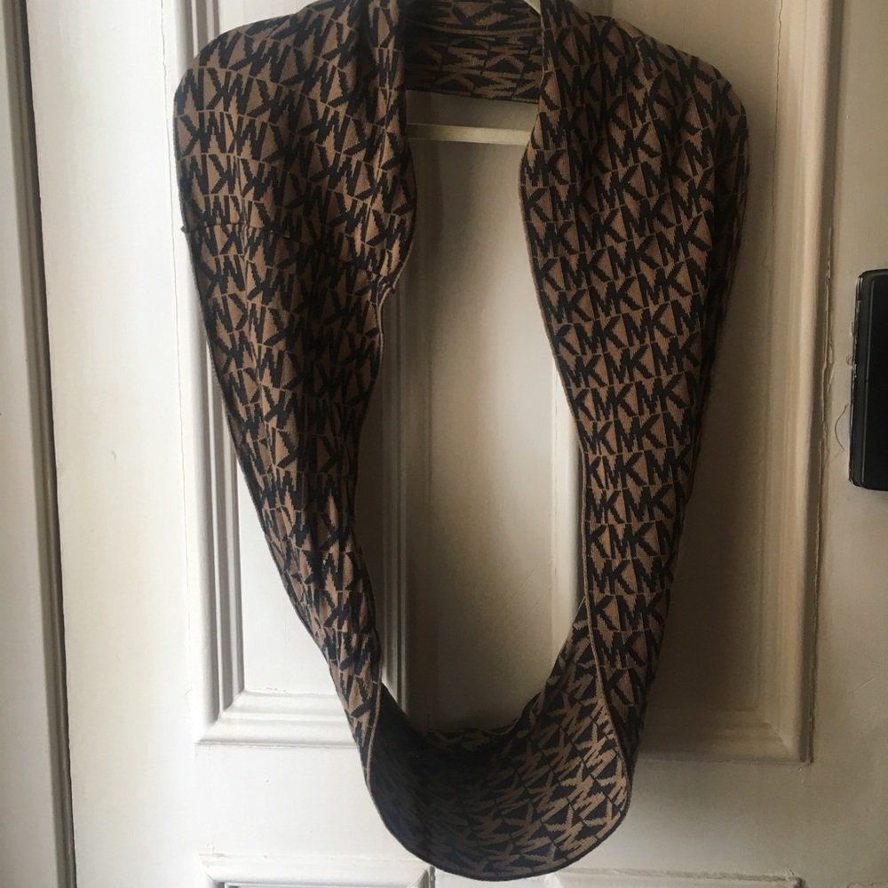 Michael Kors MK loop scarf